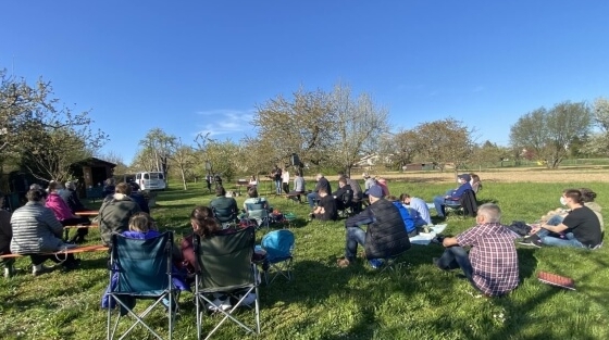 Gottesdienstbesucher auf unserem Gartengrundstück