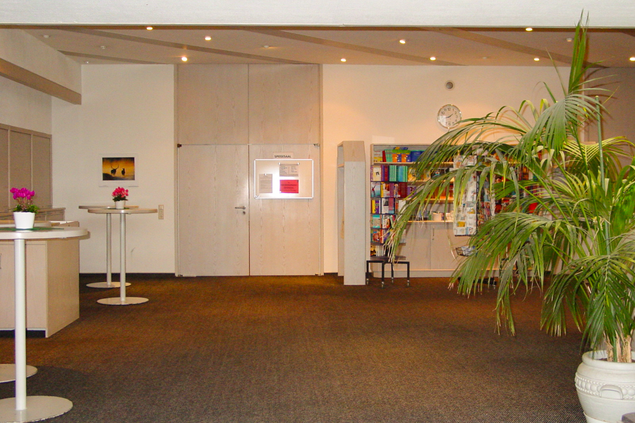 Foyer mit Buchladen und Süßigkeiten-Shop